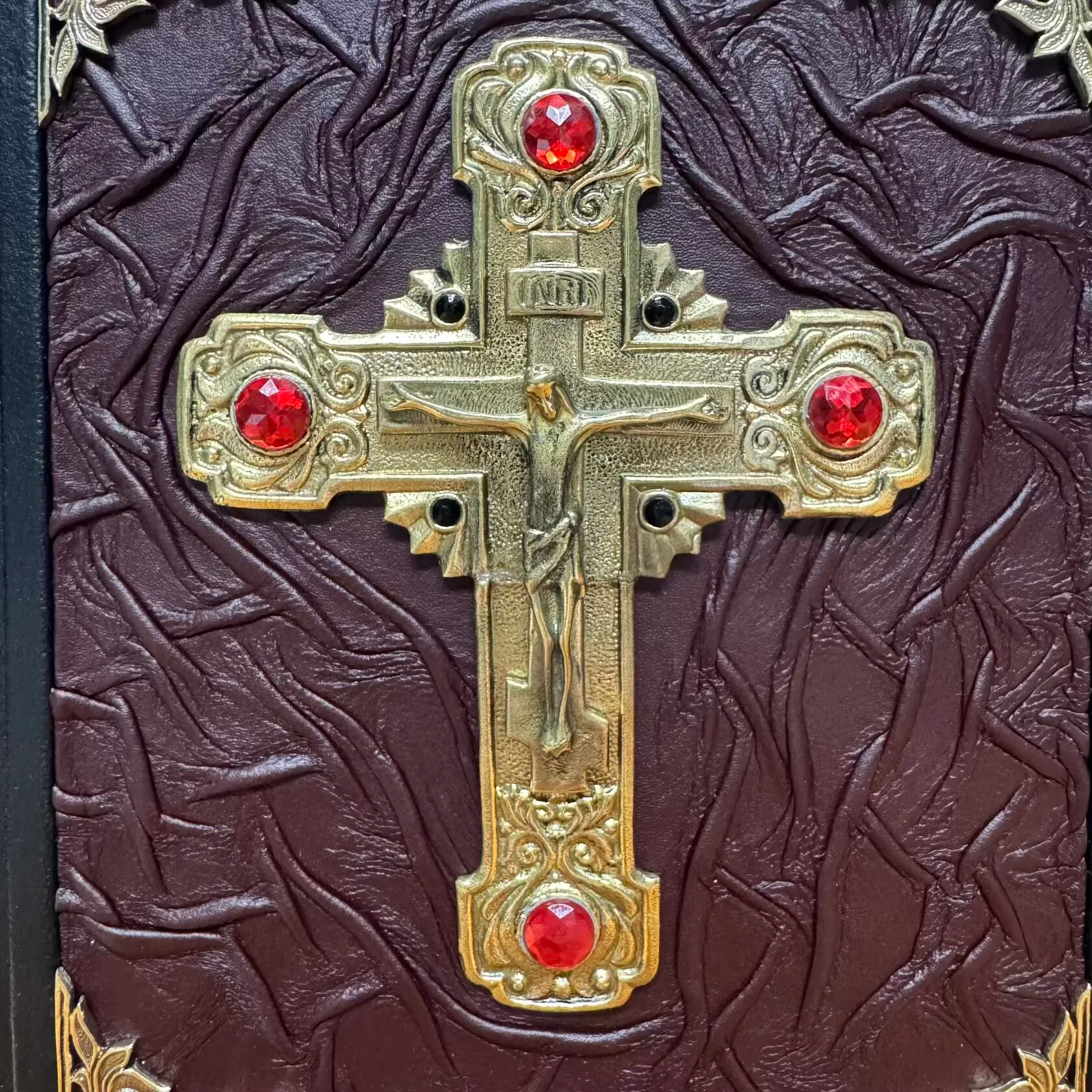 Библия с крестом в коробе